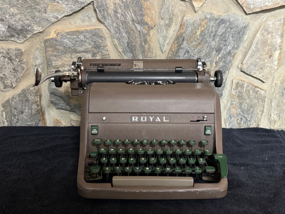 Typewriter Royal HH Standard Office Manual Typewriter Brown Green Keys 13