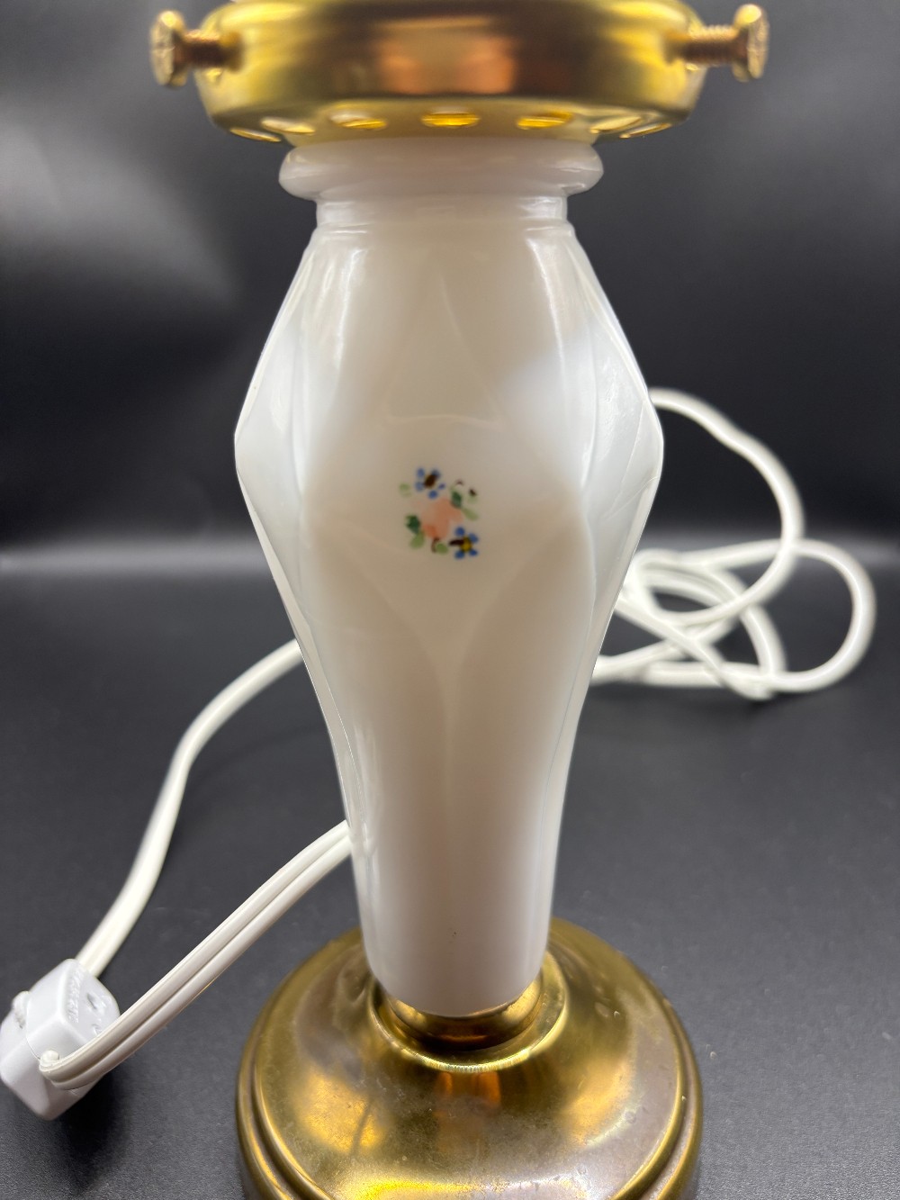 Lamp white ceramic w/small flowers w/pale blue & floral globe