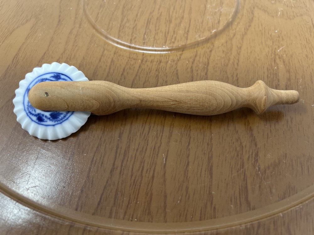 Blue Onion Porcelain Pastry / Ravioli Wheel