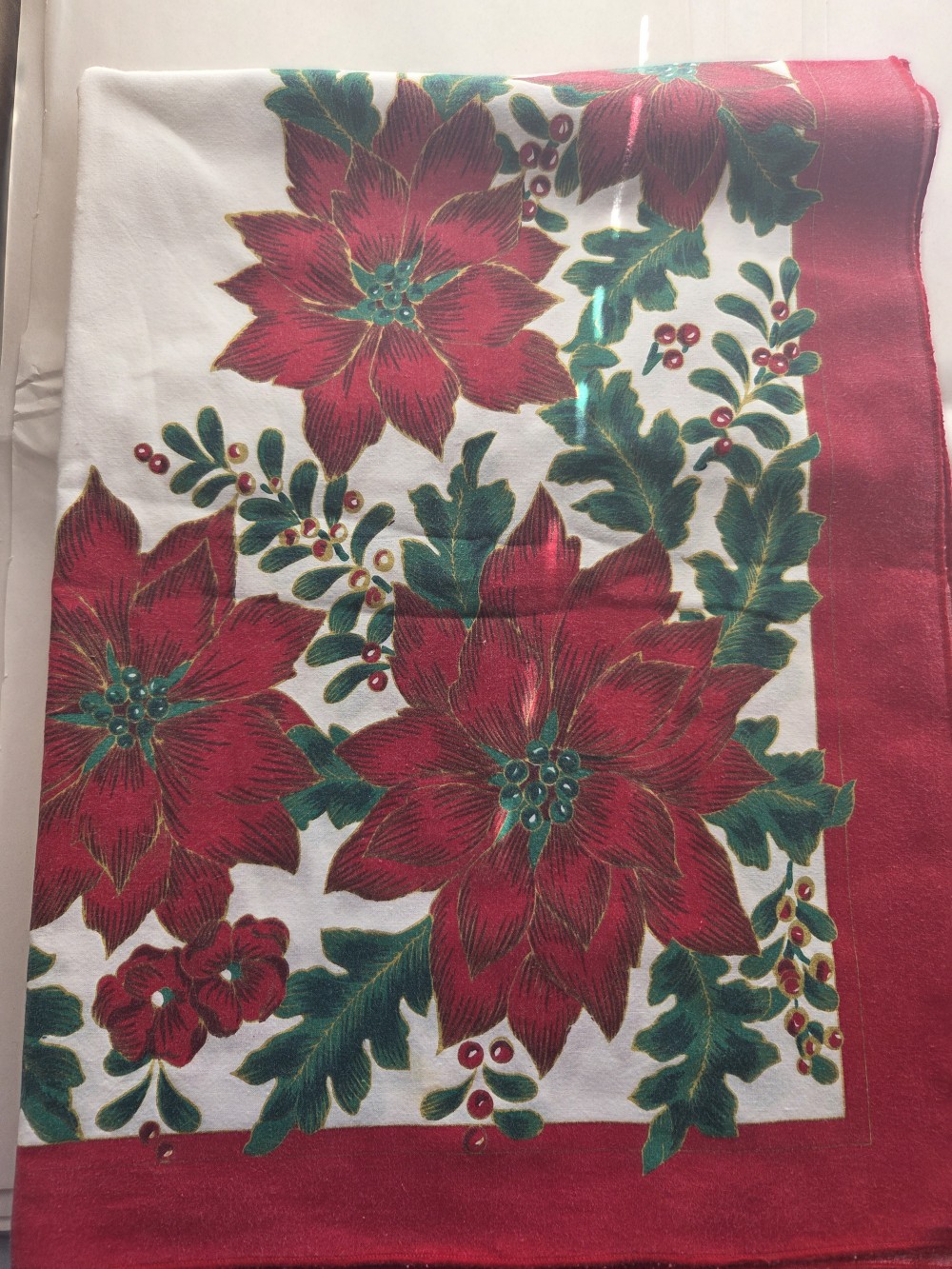 LN-1663 vintage Christmas tablecloth