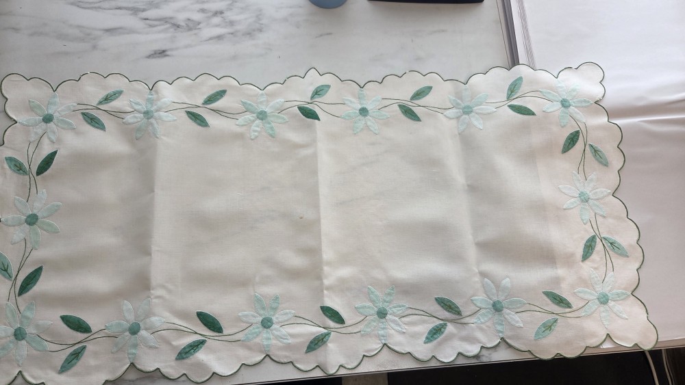 LN-1700 Runner light green flowers