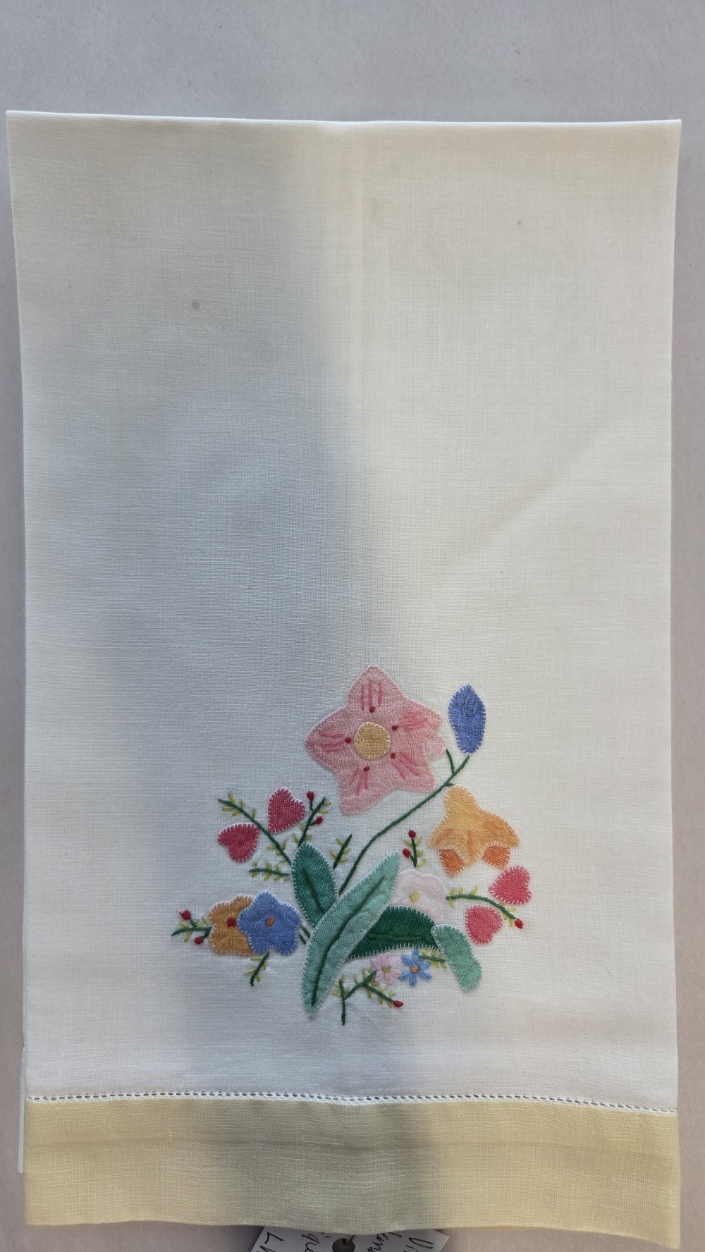 LN-1266 hand towel w/floral applique