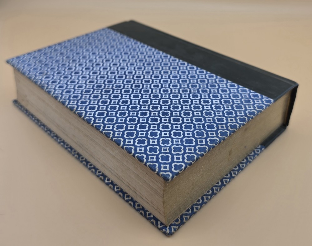 1982 Readers Digest Book Blue and White