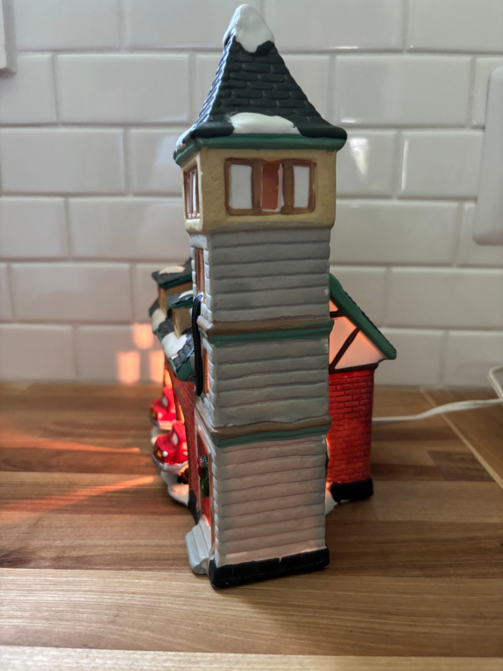 Dickens Keepsake Fire Station Lighted Christmas Village House O'Well Novelty 1994