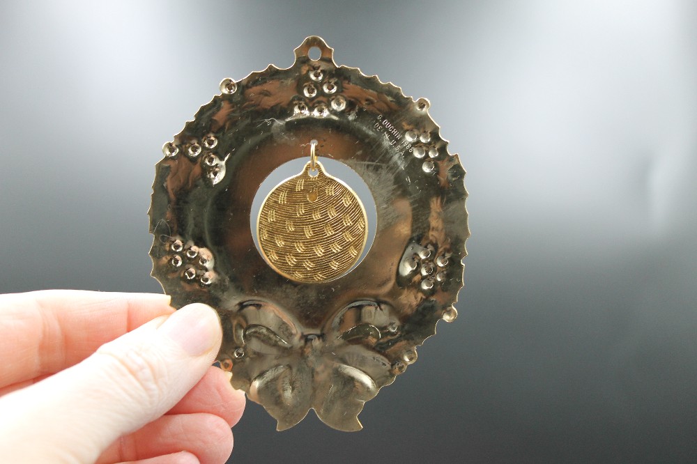 Vtg 1988 Gloria Duchin holly wreath photo ornament