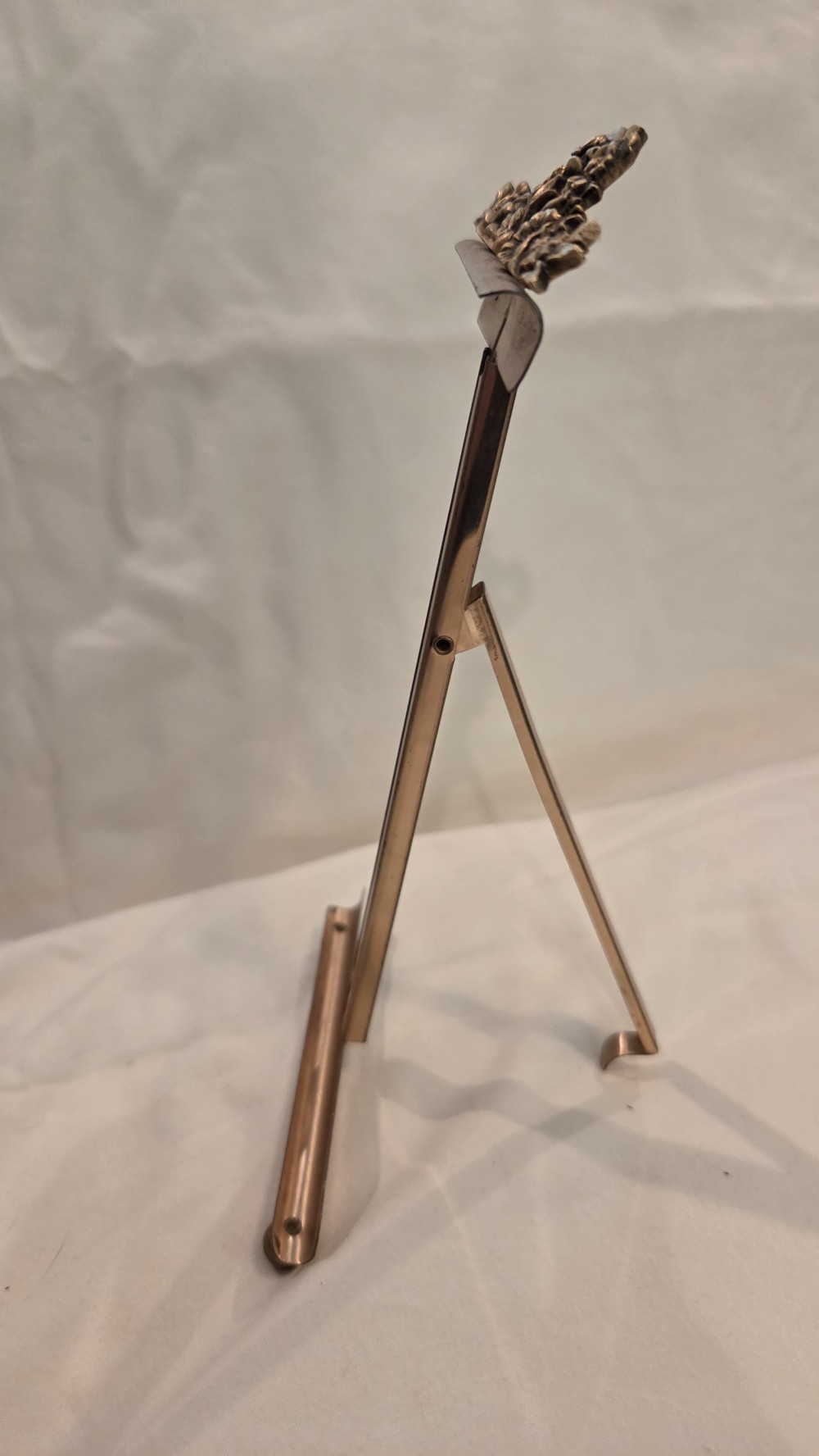 DO-284 adjustable brass easle