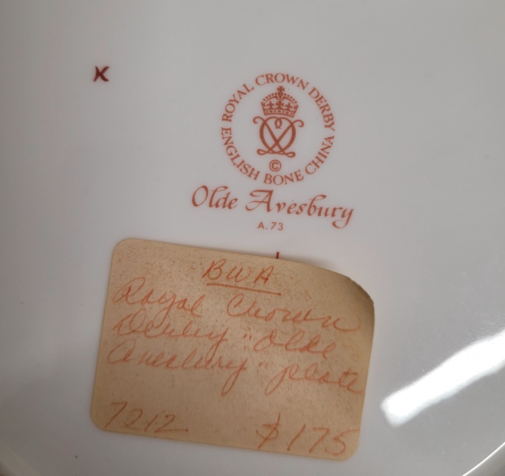 VTG 1987 Royal Crown Derby Olde Avesbury dinner plate