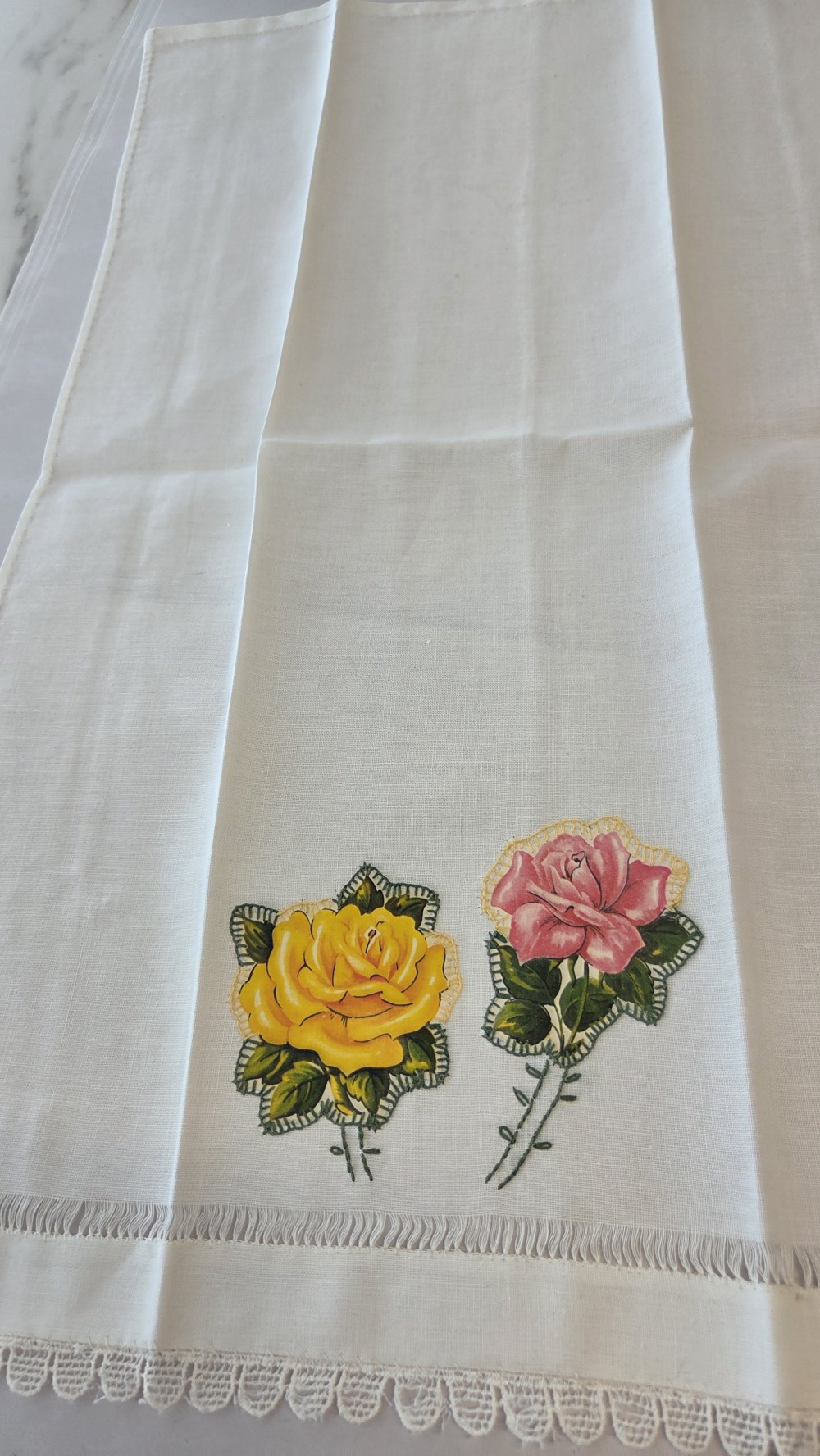 LN-899 hand towel w applique roses