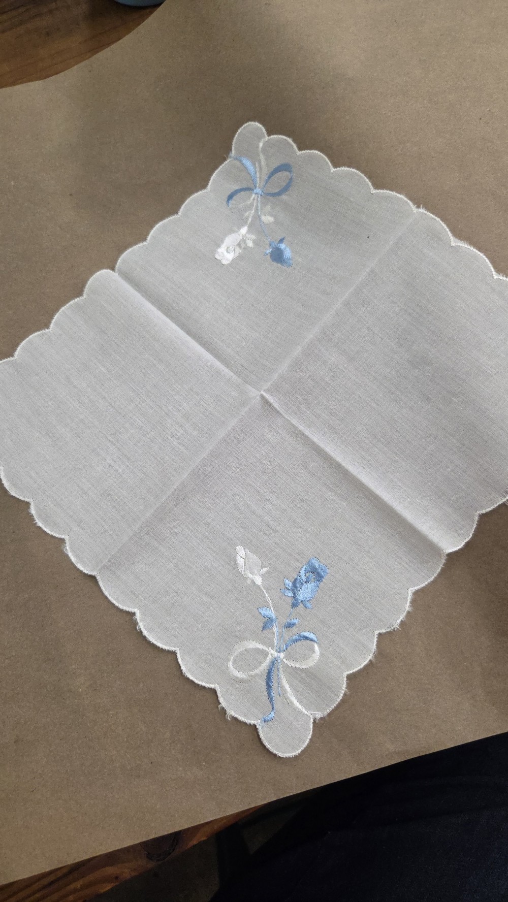 HK-793 white & blue roses hankie