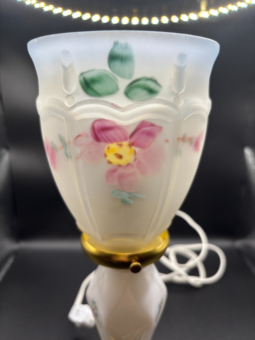 Lamp white ceramic w/small flowers w/pale blue & floral globe