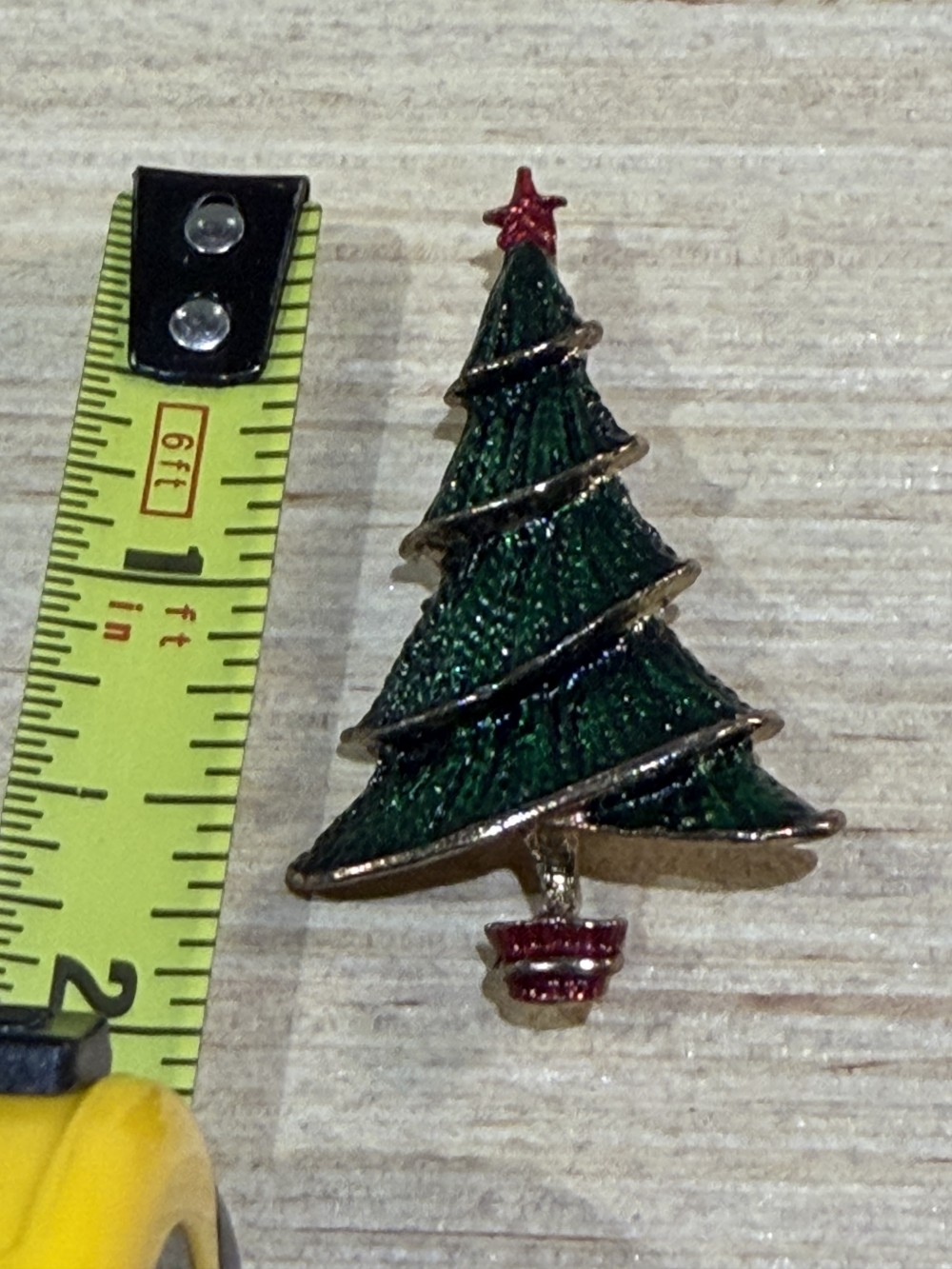 VTG Green Enamel Christmas Tree Brooch with Red Star
