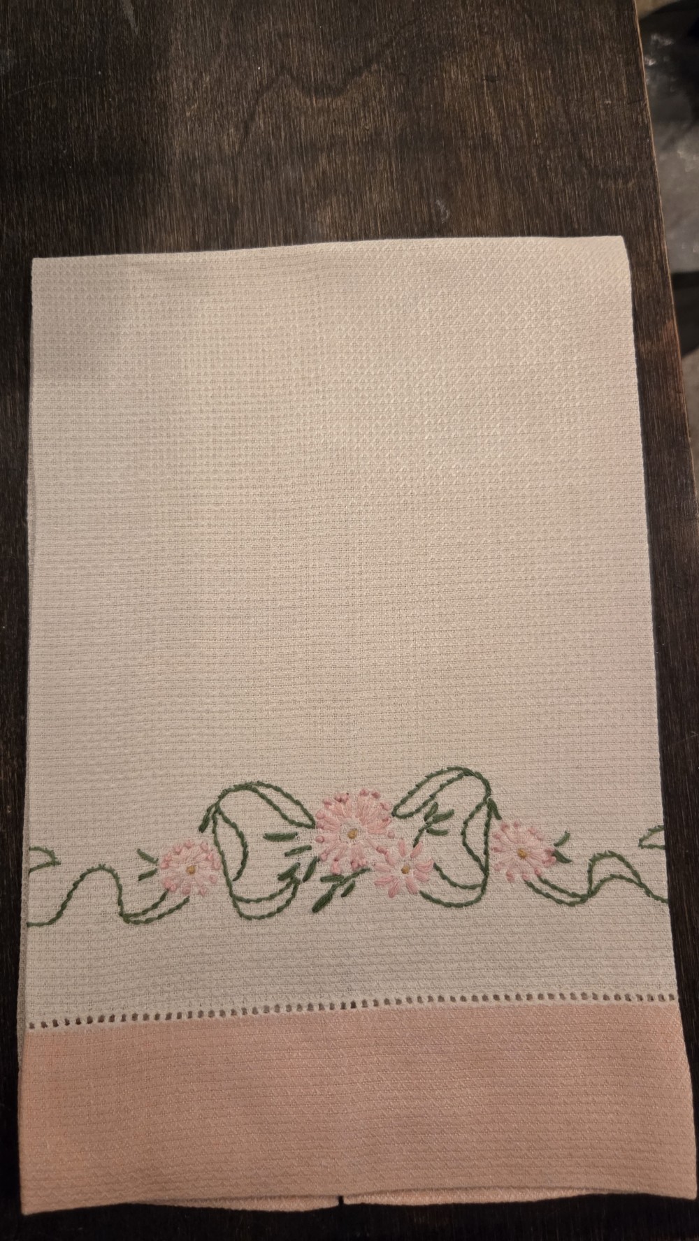 LN-1706 ivory & peach hand towel