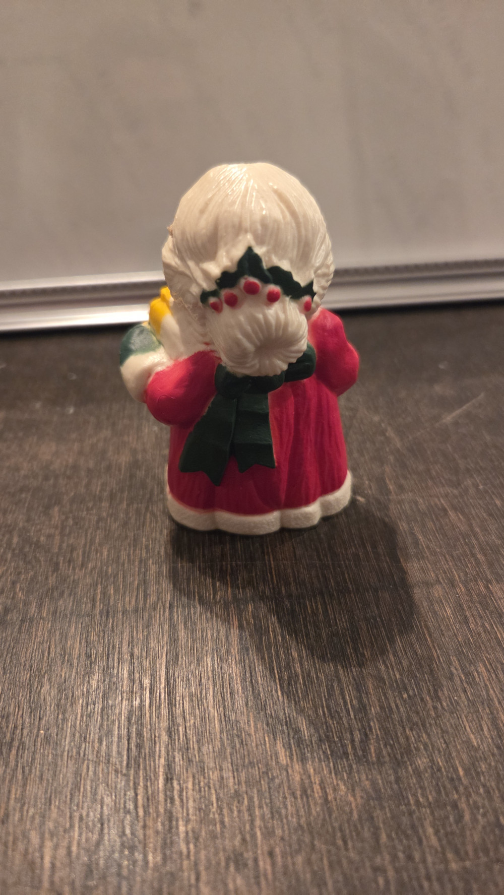 SS-114 vtg Mrs Claus w/gifts figurine