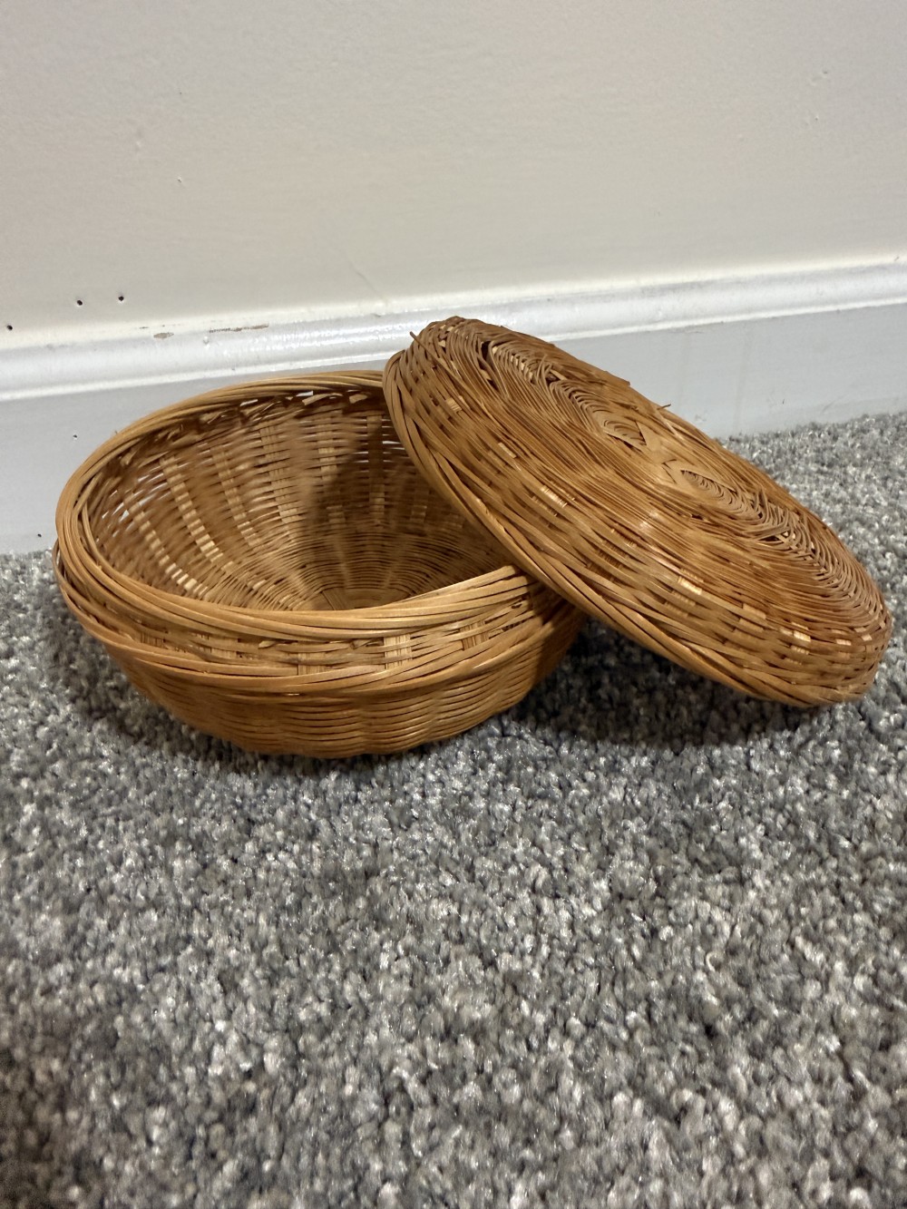 Round wicker basket with lid
