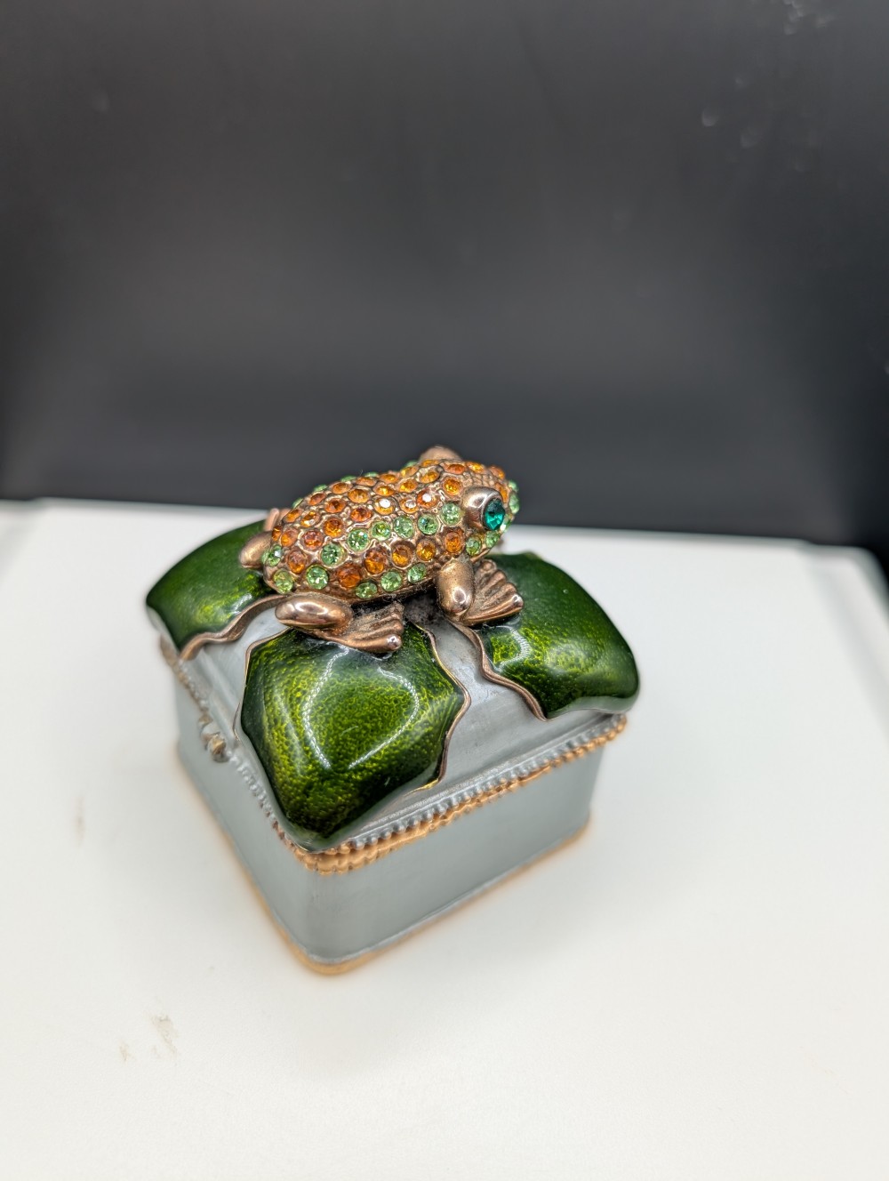 Frog trinket/pill box