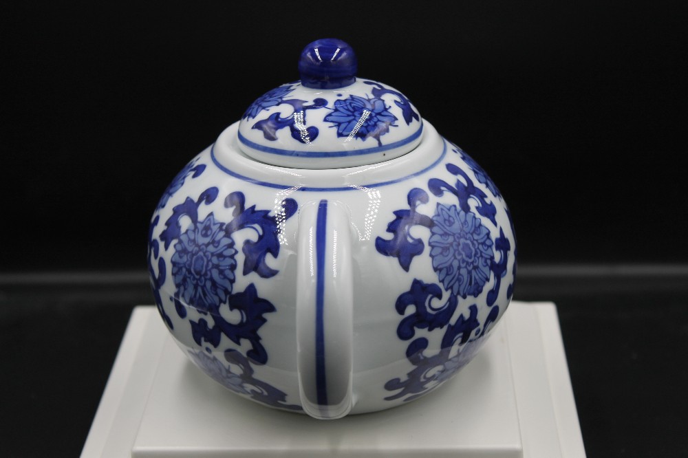 Vtg Chinoiserie-style teapot