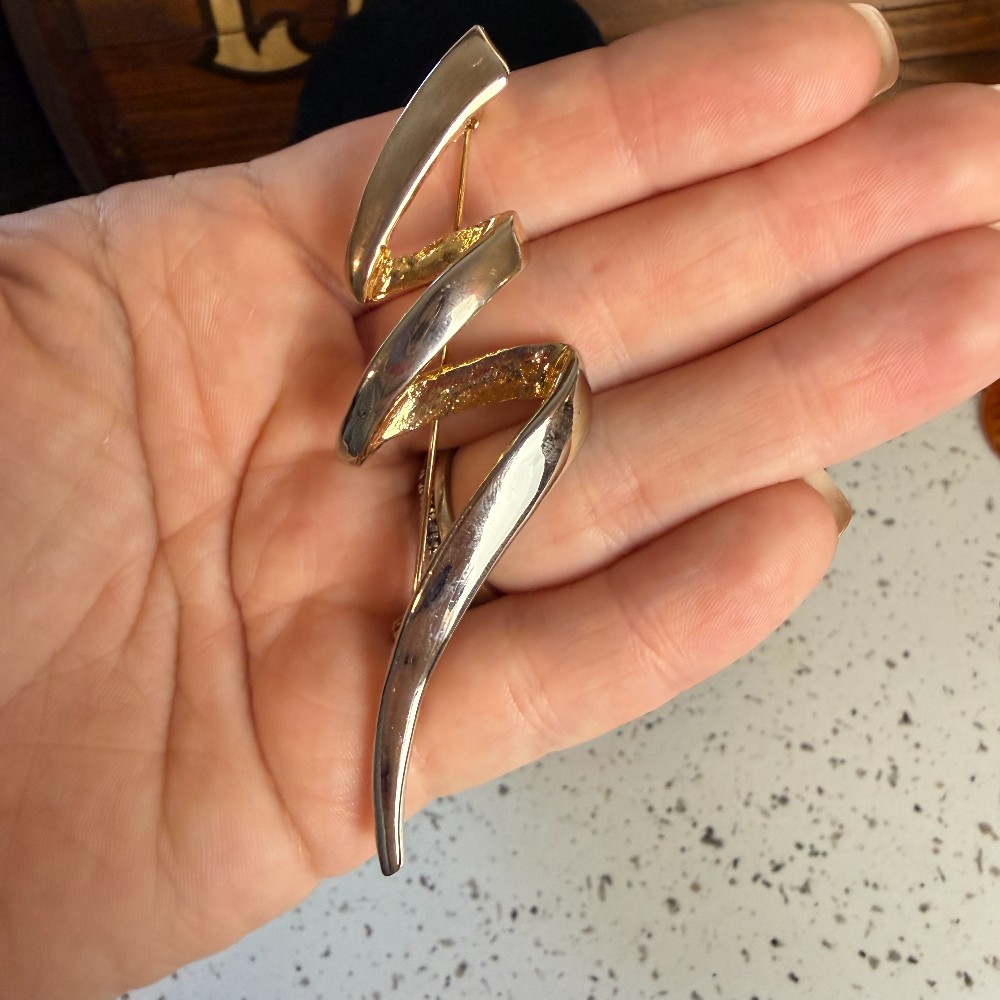 Vintage Modernist Two Tone Swirl Ribbon Brooch