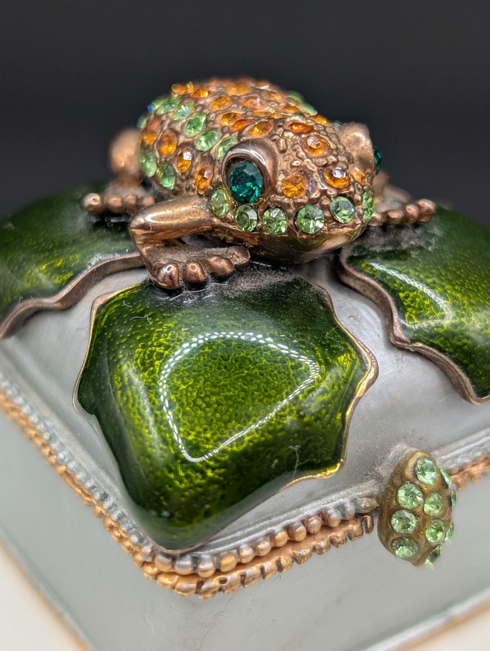 Frog trinket/pill box