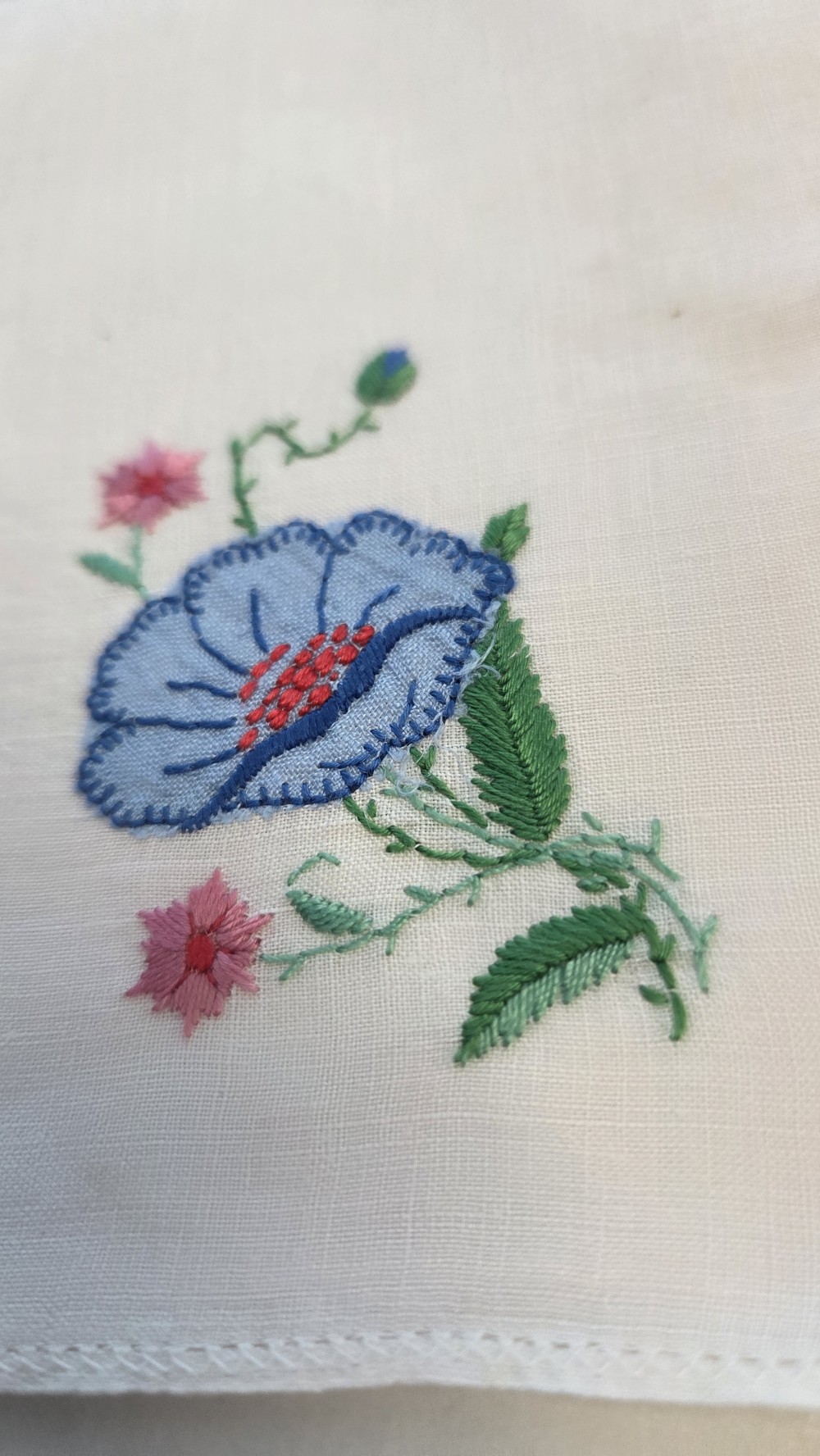 HK-826 vtg white hankie blue flower
