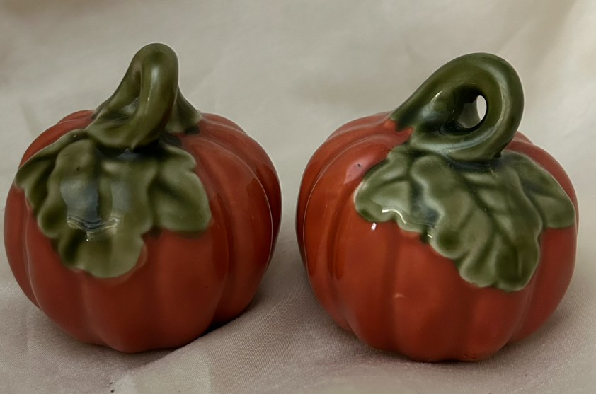 Vintage Better Homes & Gardens Pumpkin Salt and Pepper Shakers | Ceramic Fall Harvest Tableware | Autumn Thanksgiving Holiday Kitchen Decor #FallDecor | #ThanksgivingTable | #VintageKitchen | #AutumnVibes | #CottagecoreKitchen NIB