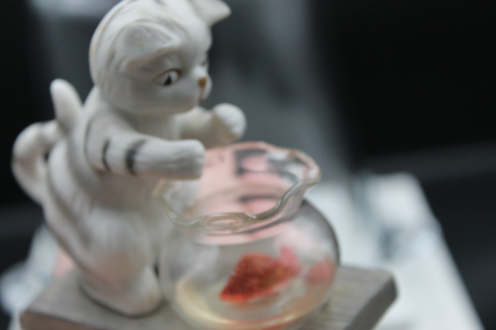 Curious Cat/fishbowl figurine