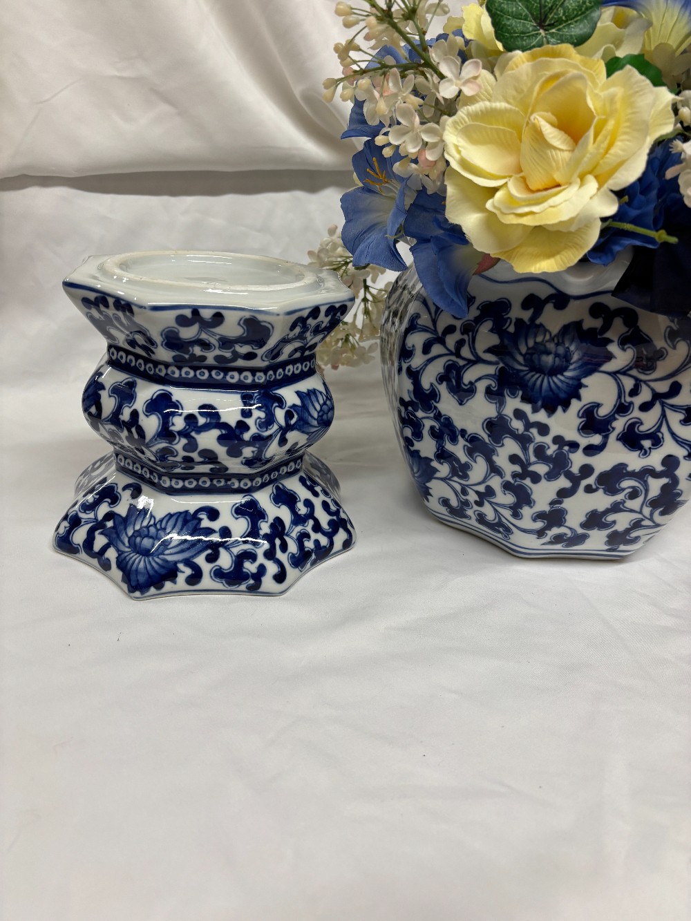 Blue & white porcelain jardiniere w/pedestal flowers centerpiece