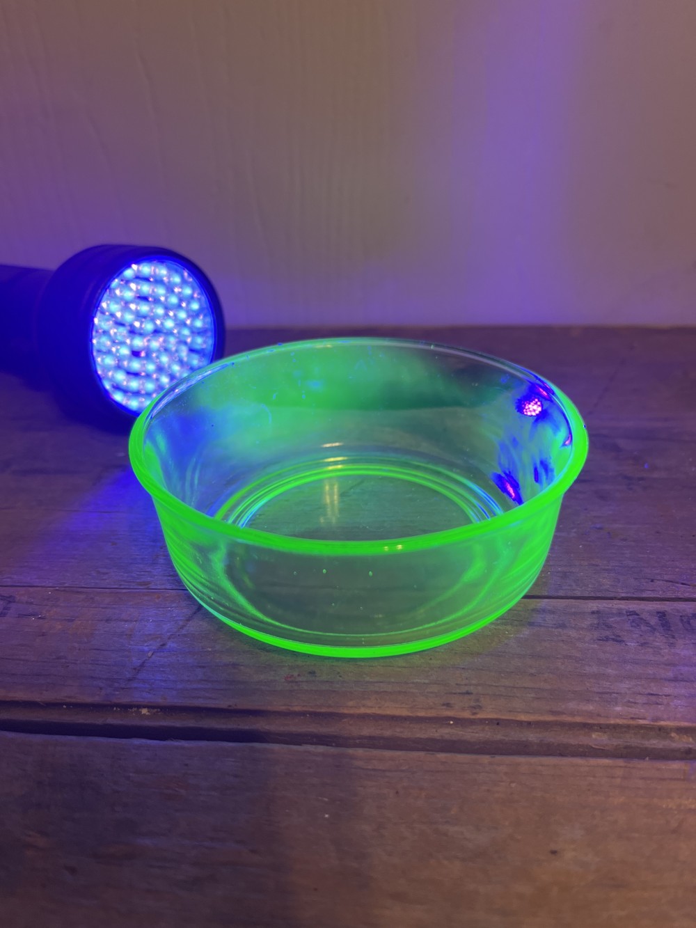 Vtg Uranium glass berry dish GLOWS