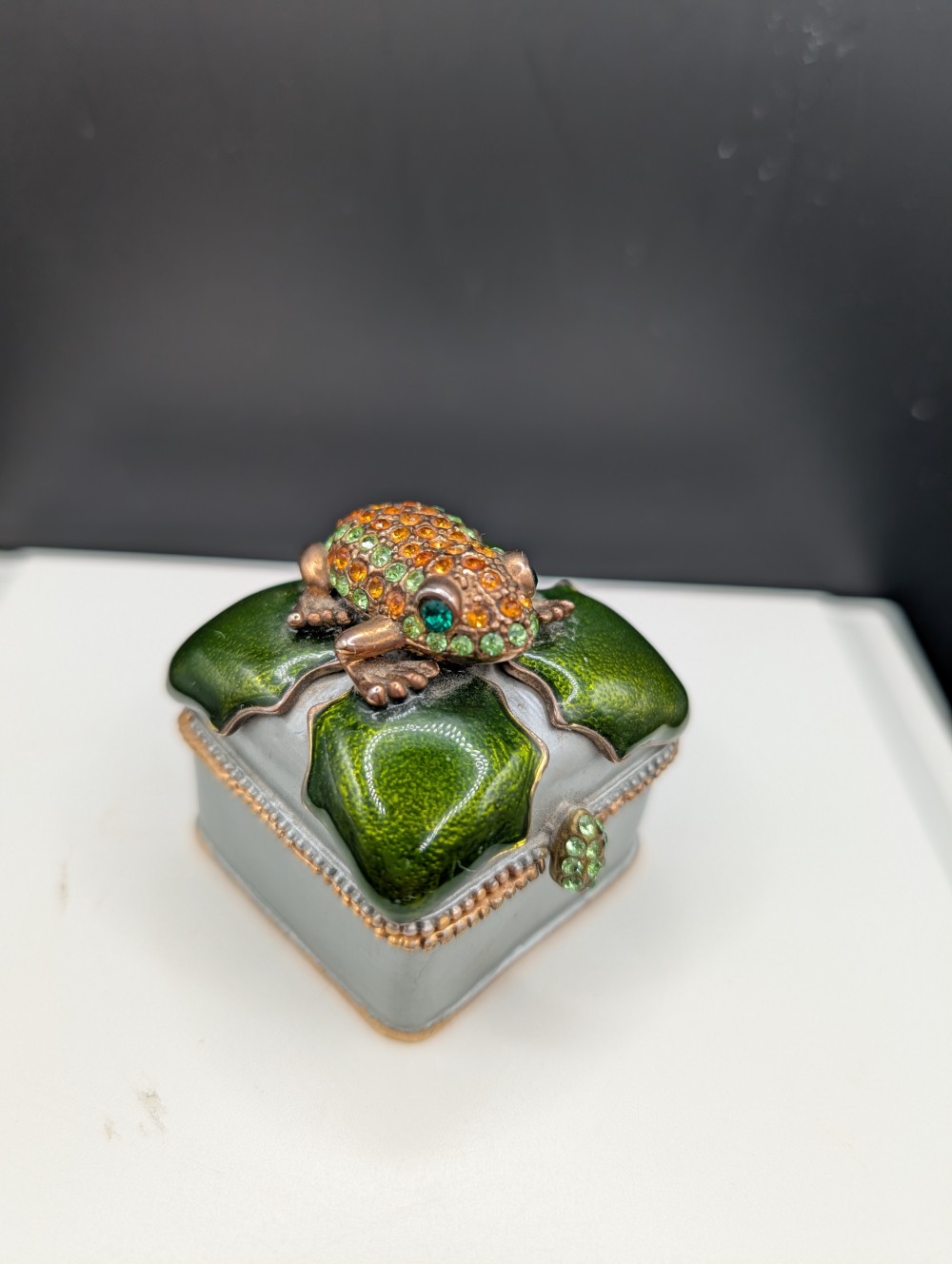 Frog trinket/pill box