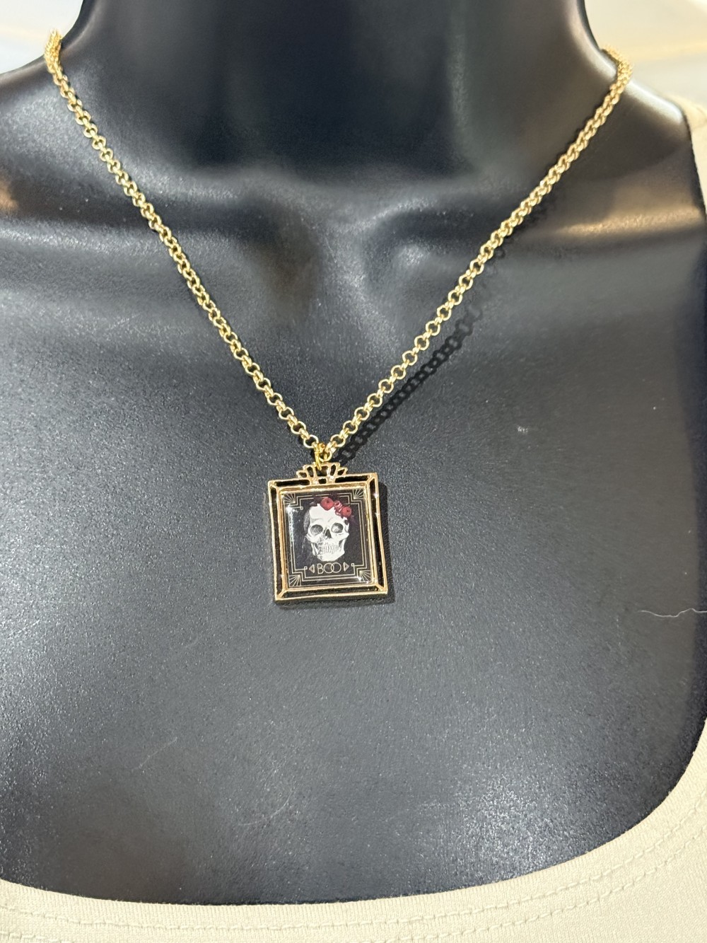 Necklace- Skull & Roses Halloween Pendant BOO