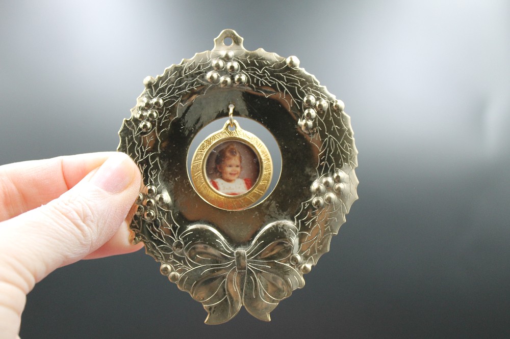 Vtg 1988 Gloria Duchin holly wreath photo ornament