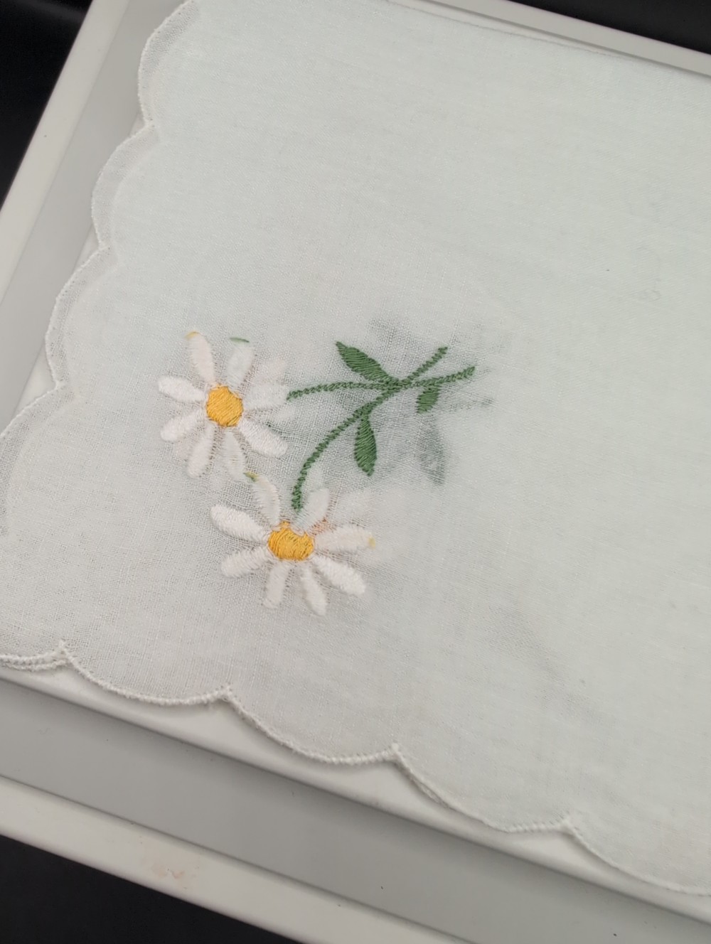 Hankie embroidered w/daisies on all corners