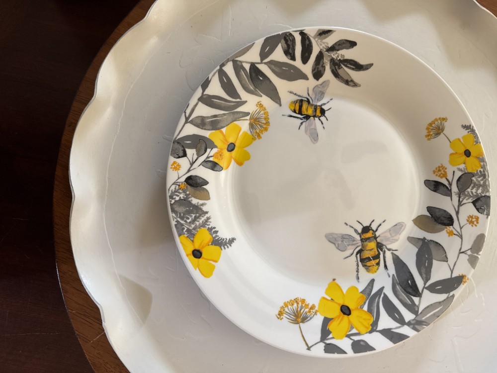 YELLOW BUMBLE PATTERN CHINA DISHES, 8 PIECES