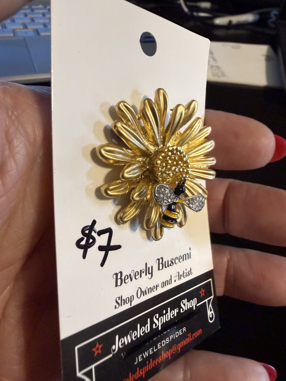 Brooch Pin - Flower w Landed Bee