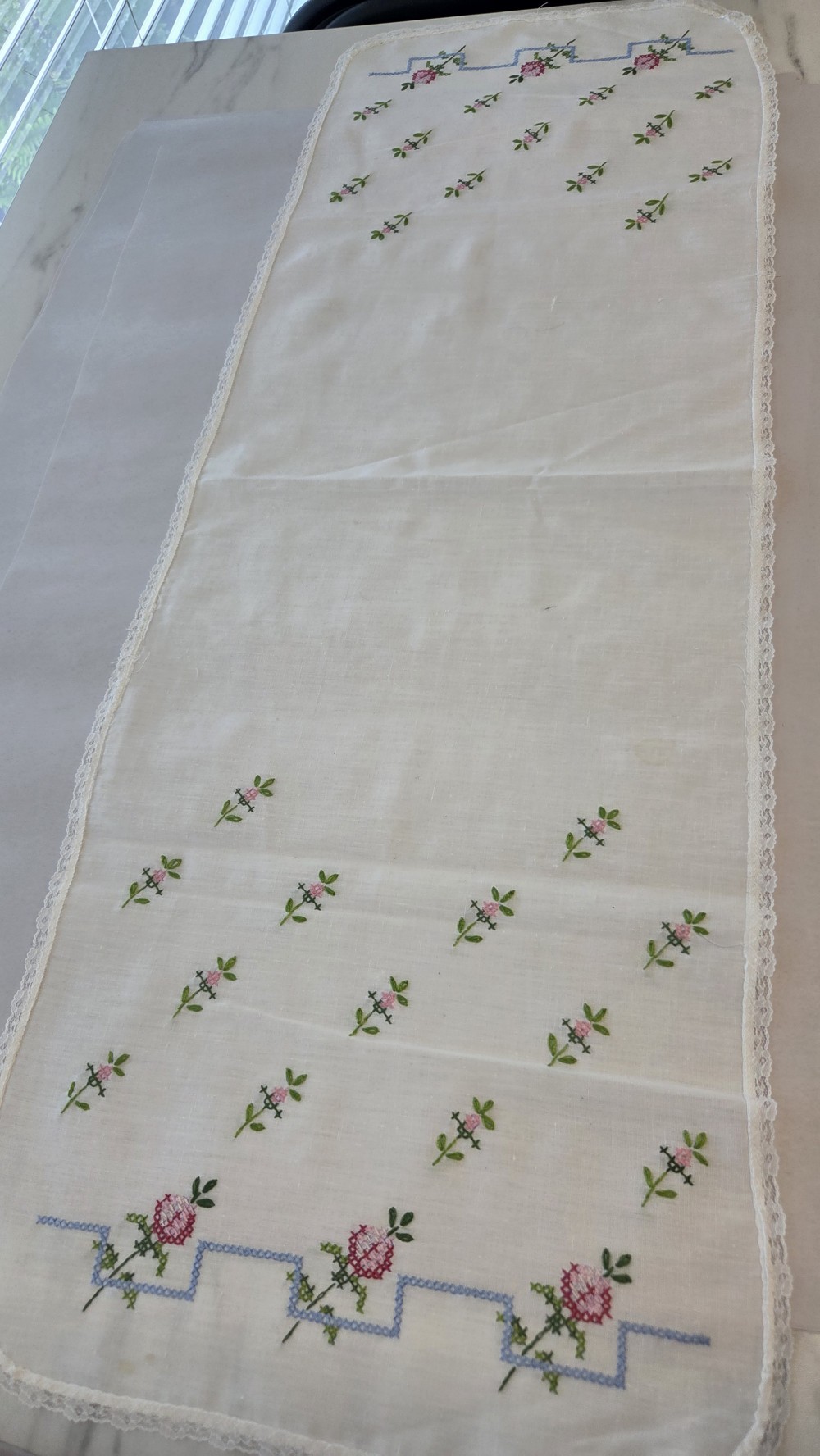 LN-1216 white runner, pink rosebuds