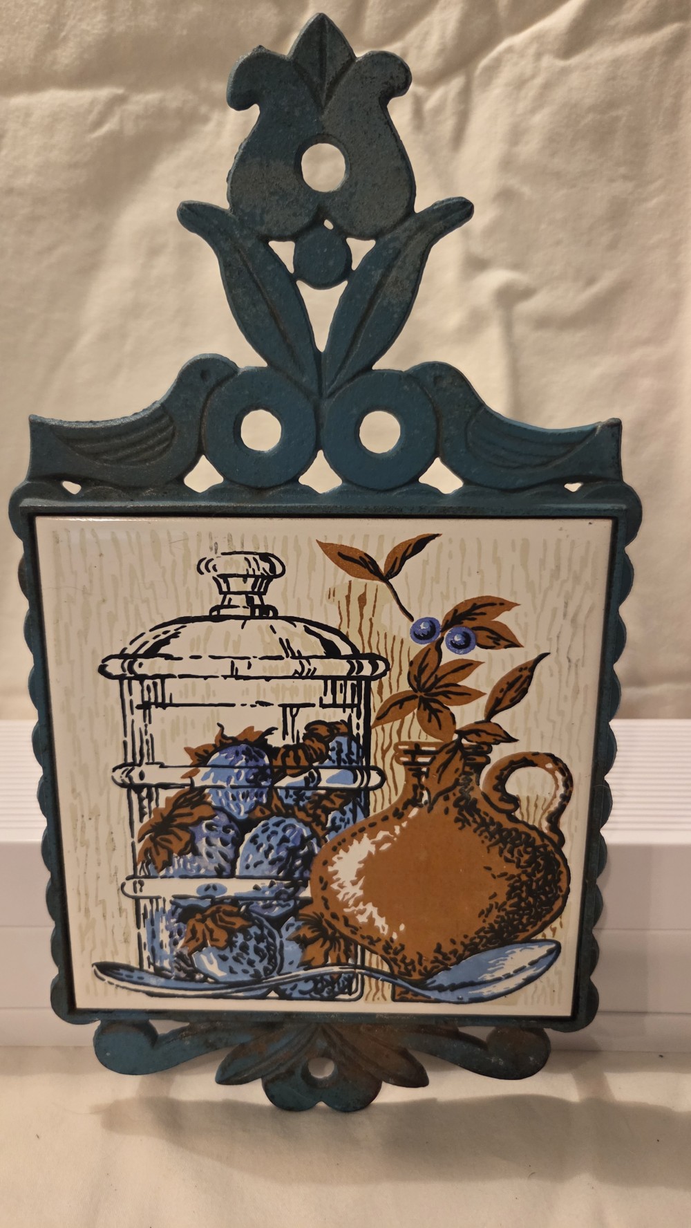 KP-1779 vtg teal  metal & tile trivet