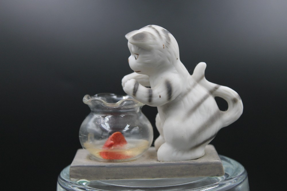 Curious Cat/fishbowl figurine