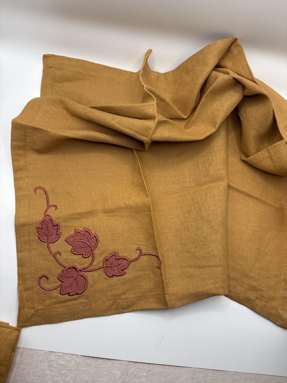 Set of 4 Cloth Napkins - Embroidered Leaf