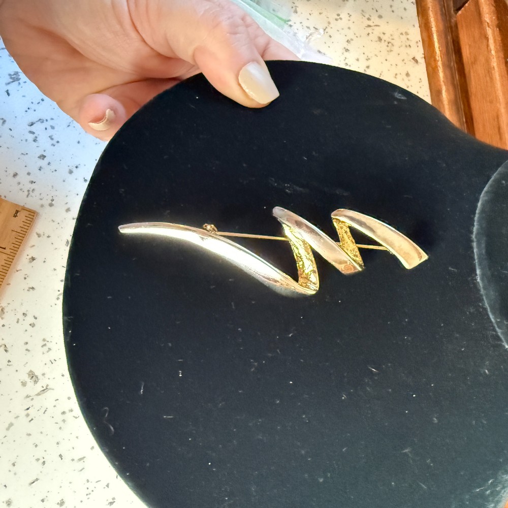 Vintage Modernist Two Tone Swirl Ribbon Brooch