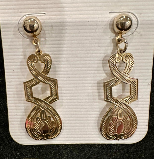 Gold tone Art Deco filagree dangle earrings. Pierced.