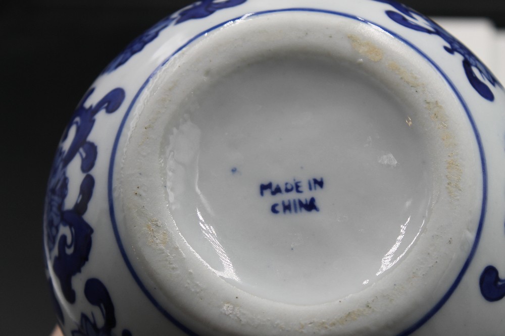 Vtg Chinoiserie-style teapot