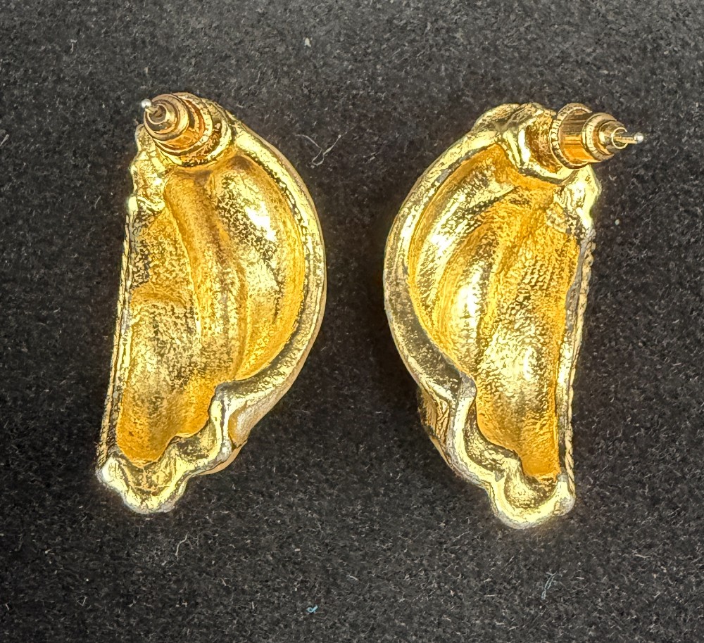 Vintage 1980s Enamel Ribbed Shrimp Earrings - 1.25 Inch Pastel Sage, Cream & Peach Color Block Half Hoops
