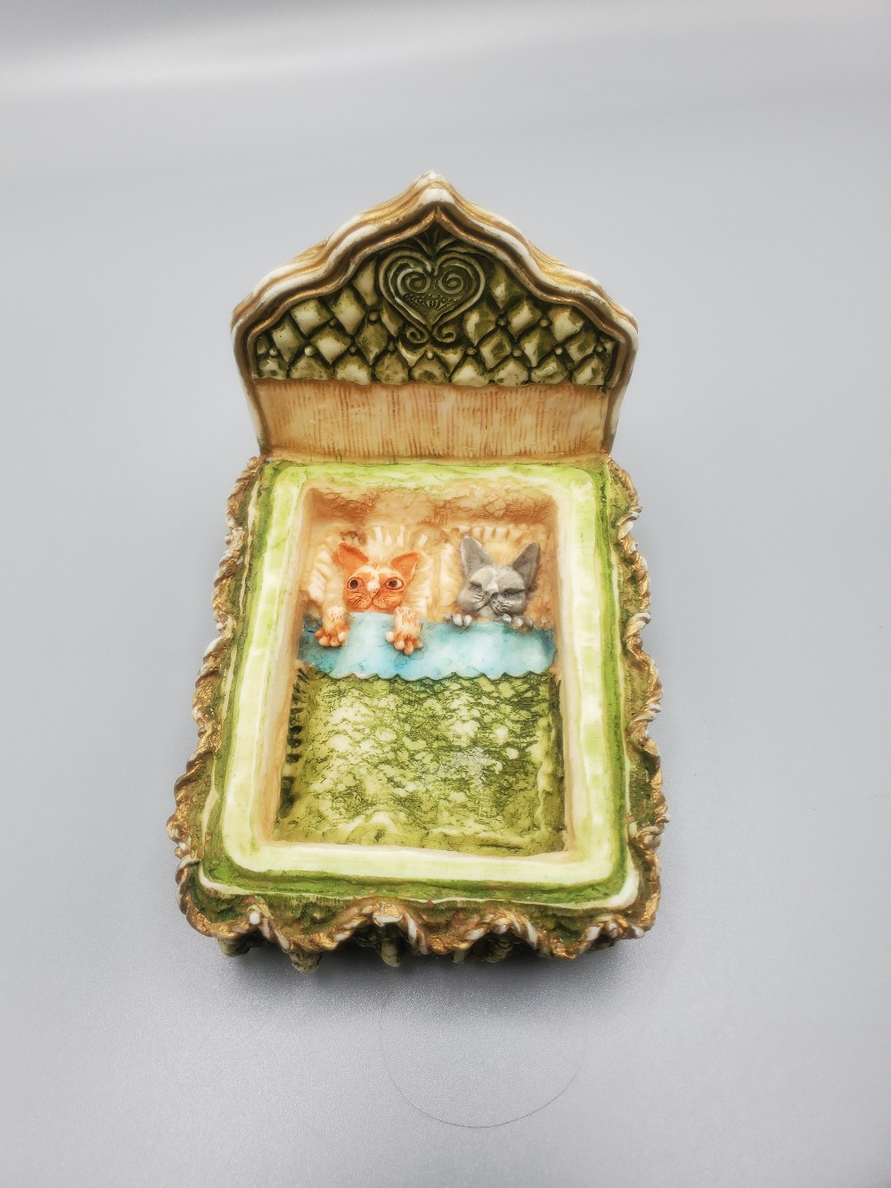 Harmony Kingdom Beauregard & Baby's Bed Trinket