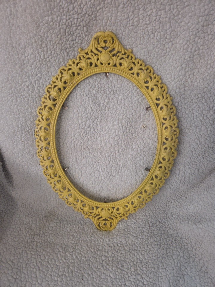 VTG Oval Metal Ornate Frame