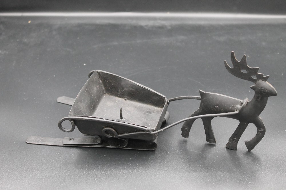 Metal reindeer/sleigh candle holder w/ornaments