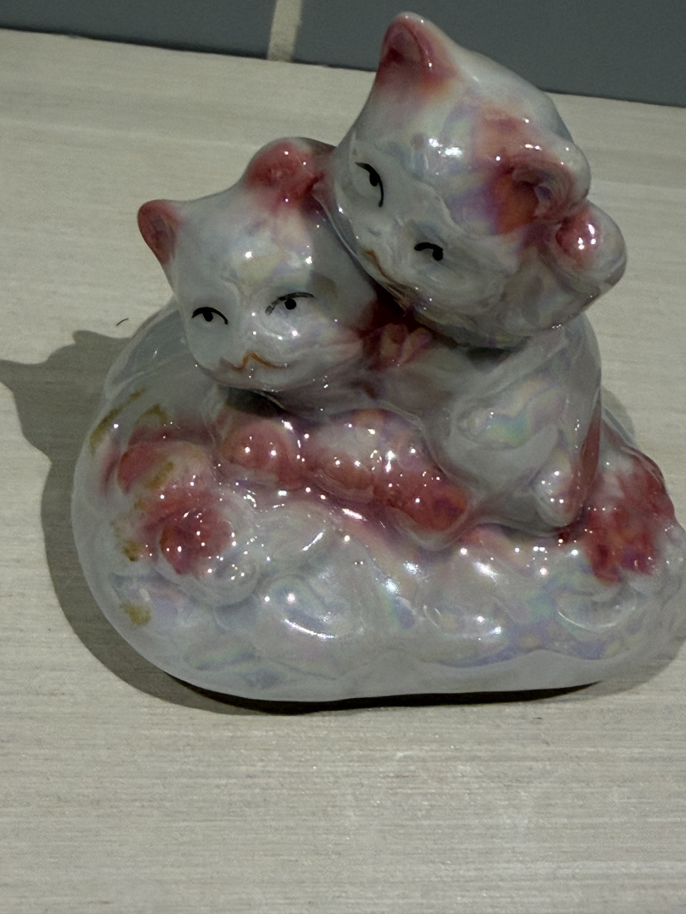 Vintage Iridescent Cuddling Cats Trinket Box 4’