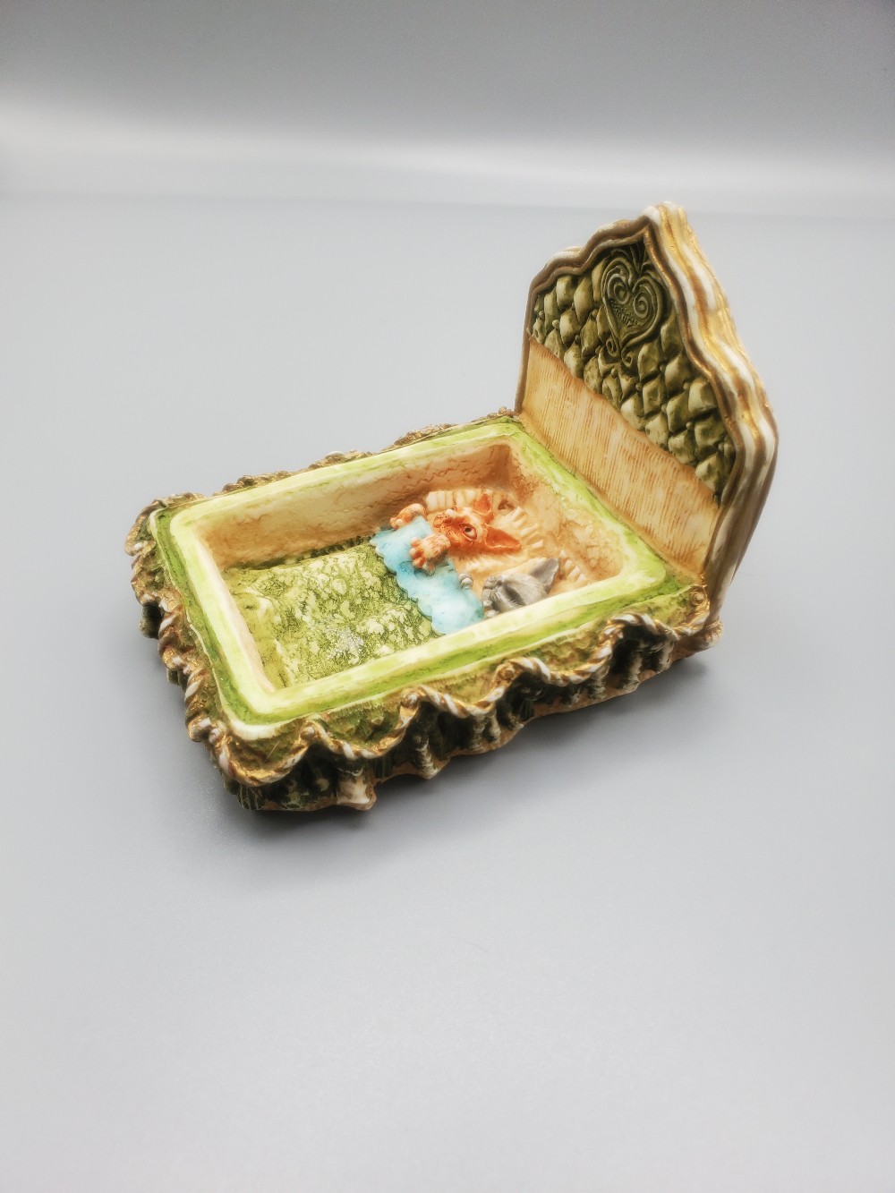 Harmony Kingdom Beauregard & Baby's Bed Trinket