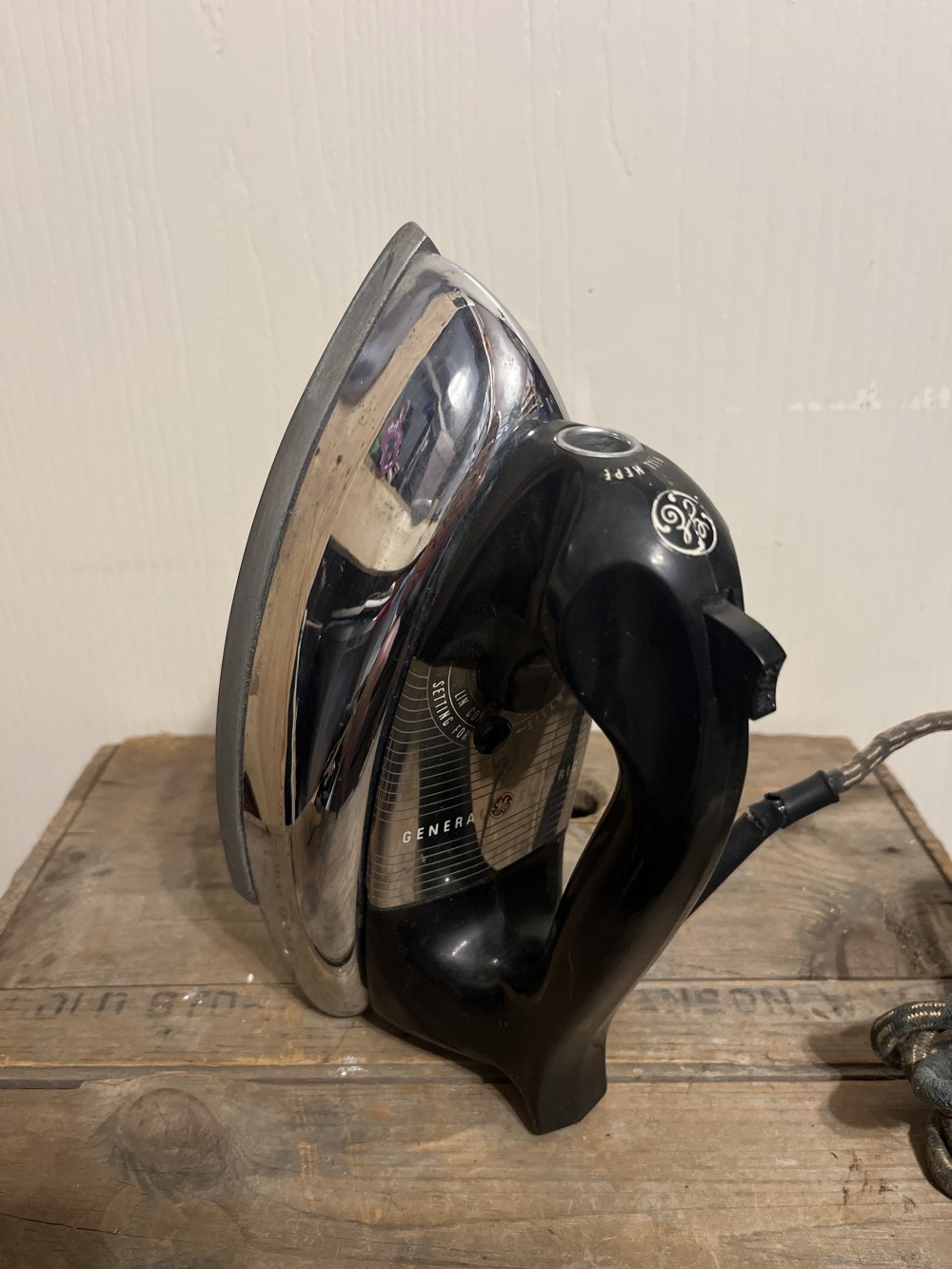 Vtg GE Steam Iron - as is for decor