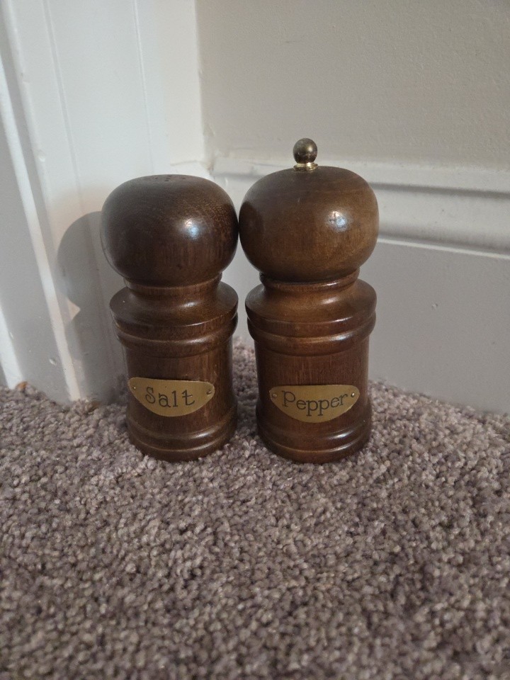 Vintage Wood Salt&Pepper Shakers