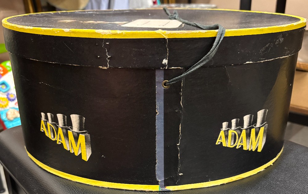 Storage Adam hat box oval w/hat protector cover & string handle