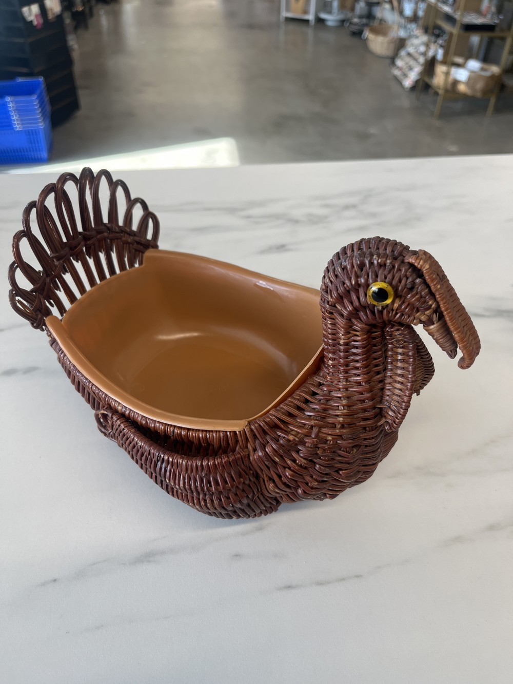 Vtg 1983 wicker turkey basket/liner
